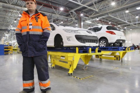 Peugeot-Citroen и Mitsubishi останавливают производство в России