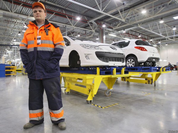 Peugeot-Citroen и Mitsubishi останавливают производство в России