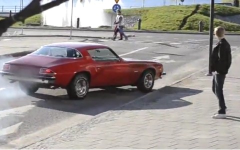 showoff-crashes-his-1975-chevrolet-camaro-trying-to-perform-a-burnout-video-96183_1