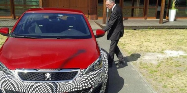 Глава Peugeot показал новую «заряженную» модель в камуфляже